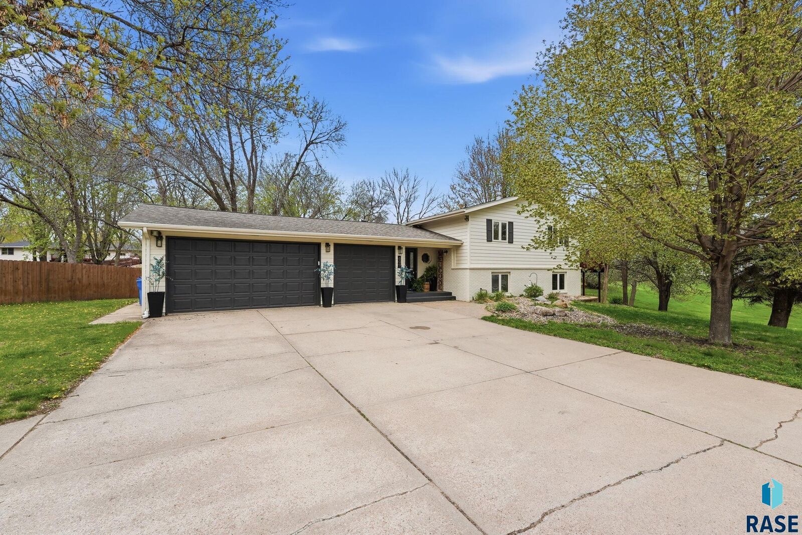 Property Photo: 609 S Splitrock Blvd SD 57005