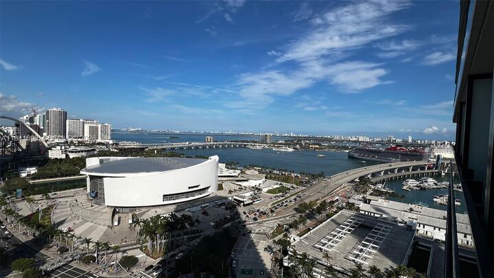 Property Photo:  398 NE 5th St 1905  FL 33132 