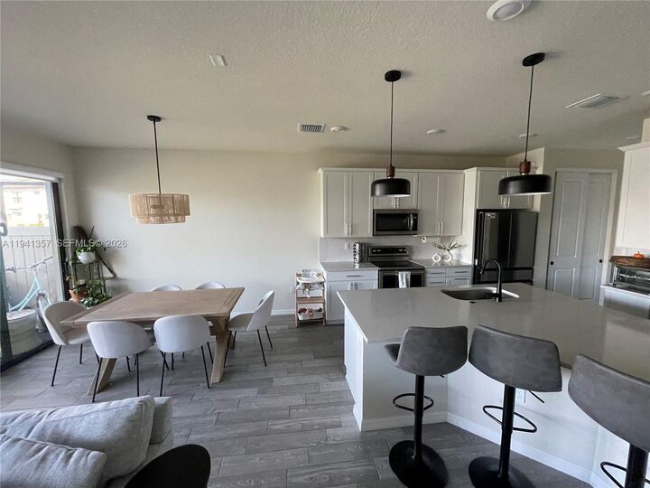 Property Photo:  4441 E Appleton Cir E  FL 33309 