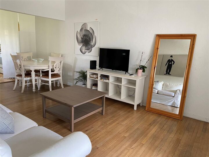 Property Photo:  1011 9th St 8  FL 33139 