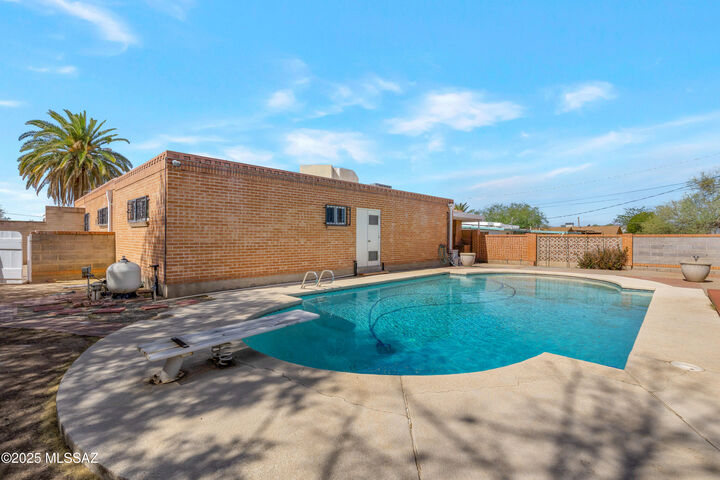 Property Photo:  1047 E Hedrick Drive  AZ 85719 