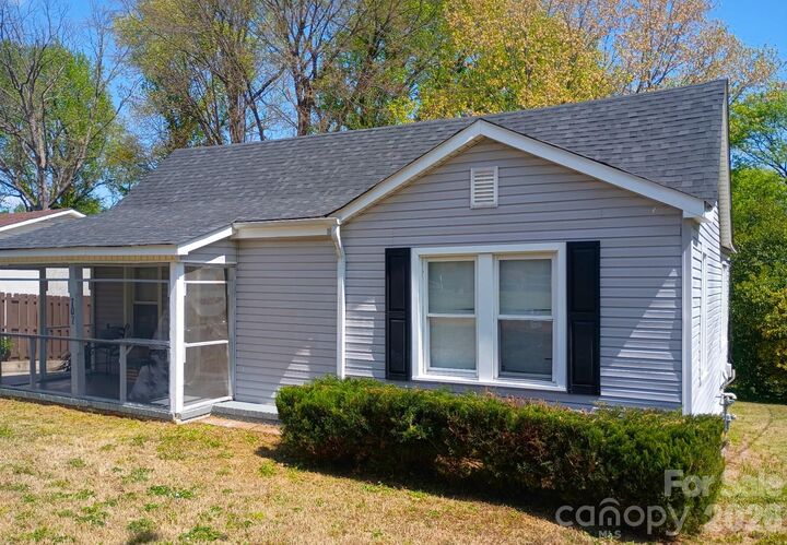 Property Photo:  707 Oakshade Avenue  NC 28083 