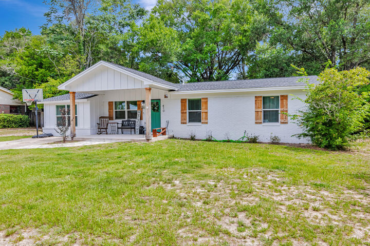 Property Photo: 410 James Avenue FL 32580