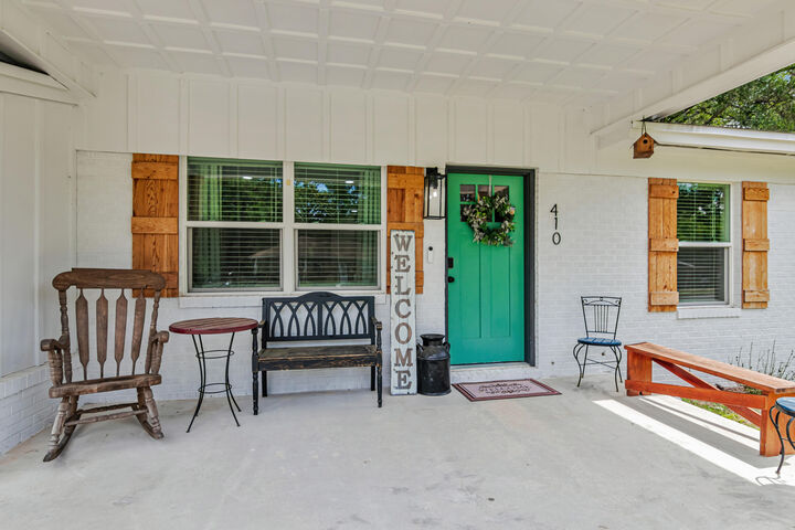 Property Photo: 410 James Avenue FL 32580