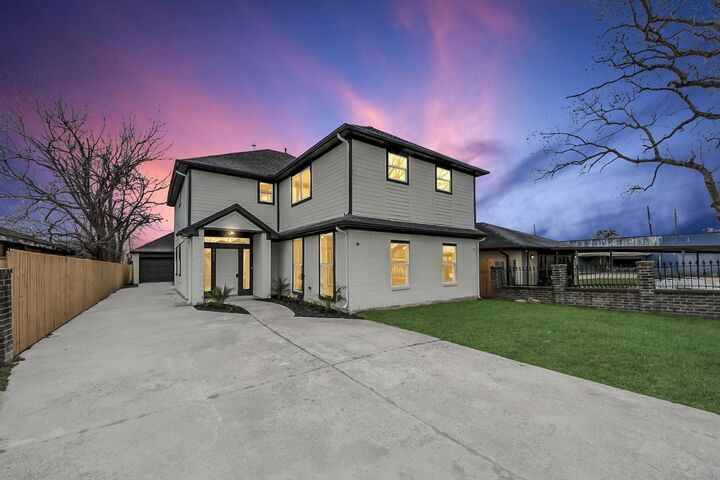 Property Photo:  1313 Avenue G  TX 77587 