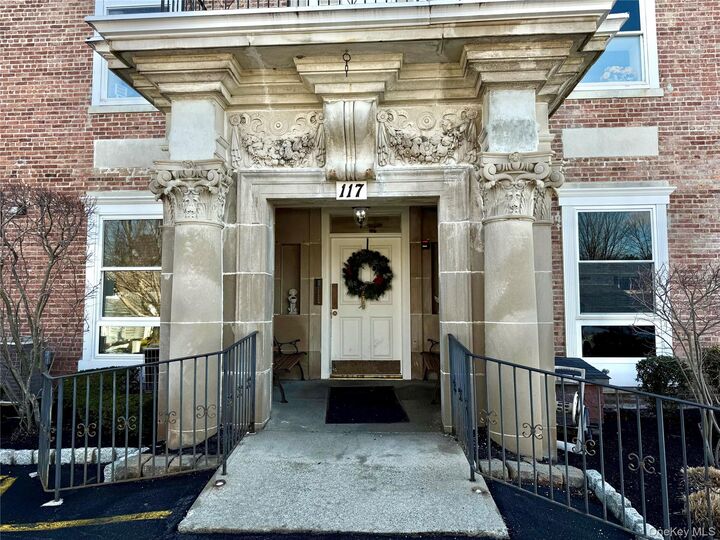 Property Photo:  117 Sandpiper Lane 1B  NY 12553 