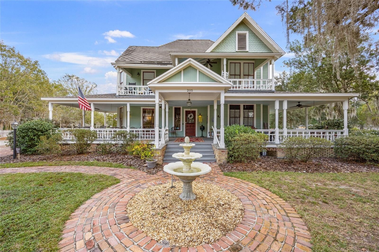 Property Photo:  205 SE 7th Street  FL 32601 