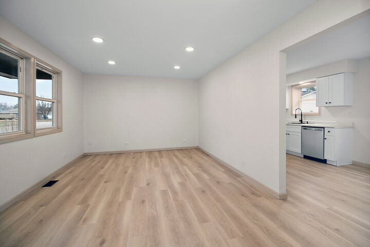 Property Photo:  1320 S 3rd Avenue  IL 60901 