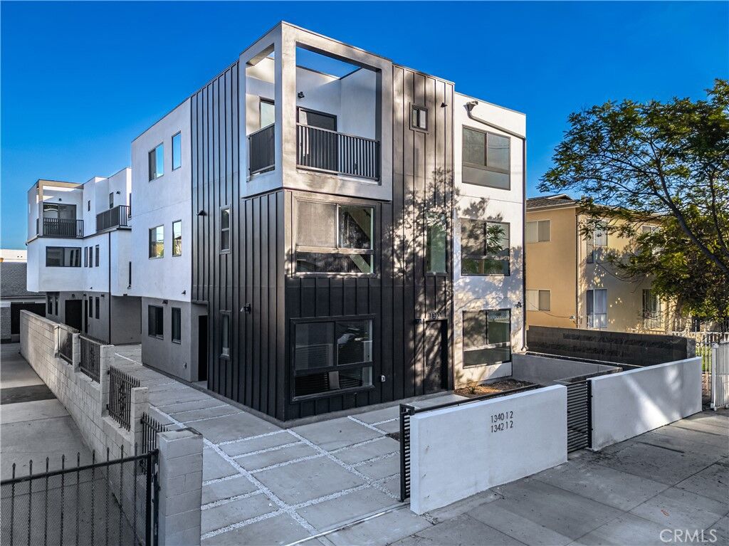 Property Photo:  1342 Kingsley 1  CA 90027 