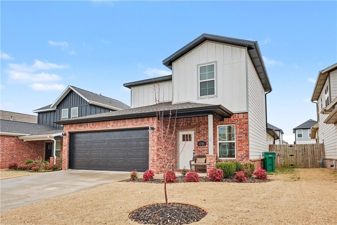 Property Photo:  1716 W Broadway Place  AR 72758 