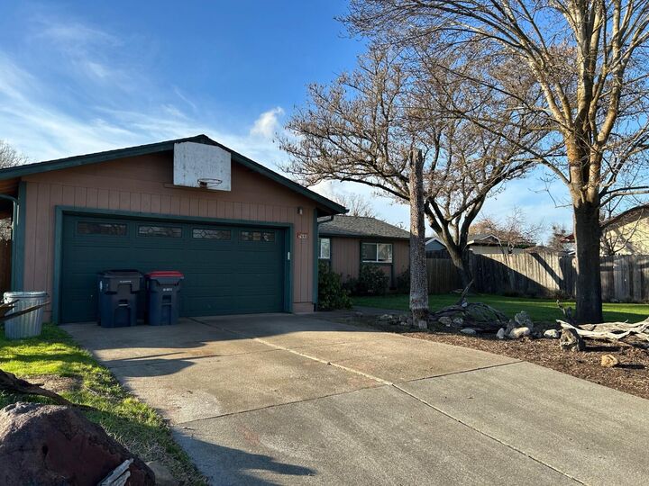 Property Photo:  7695 Hale Way  OR 97503 