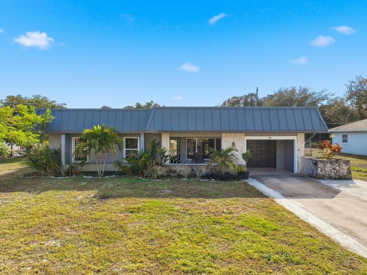 Property Photo: 898 SE Evergreen Terrace FL 34983
