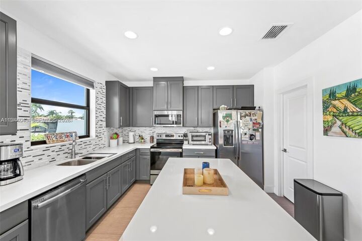 Property Photo:  4518 E Aqua Bella Ln  FL 33312 