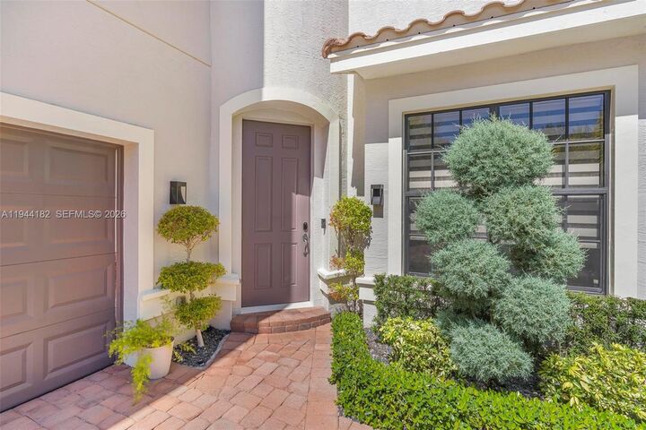 Property Photo: 10185 Cameilla St FL 33076