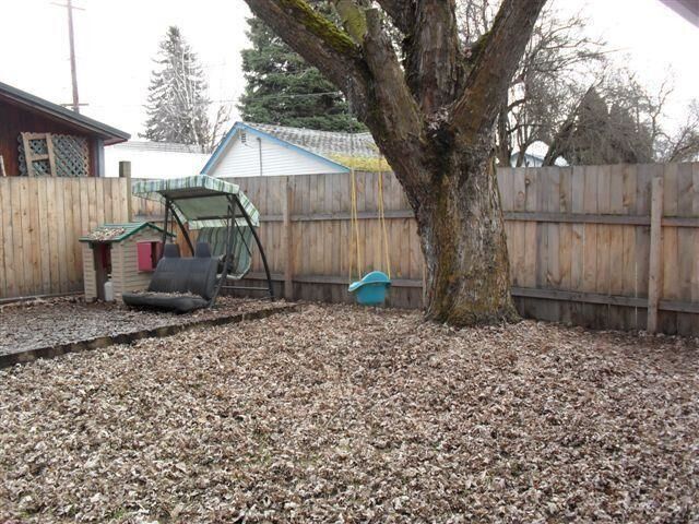 Property Photo:  350 N Walnut St  WA 99114 