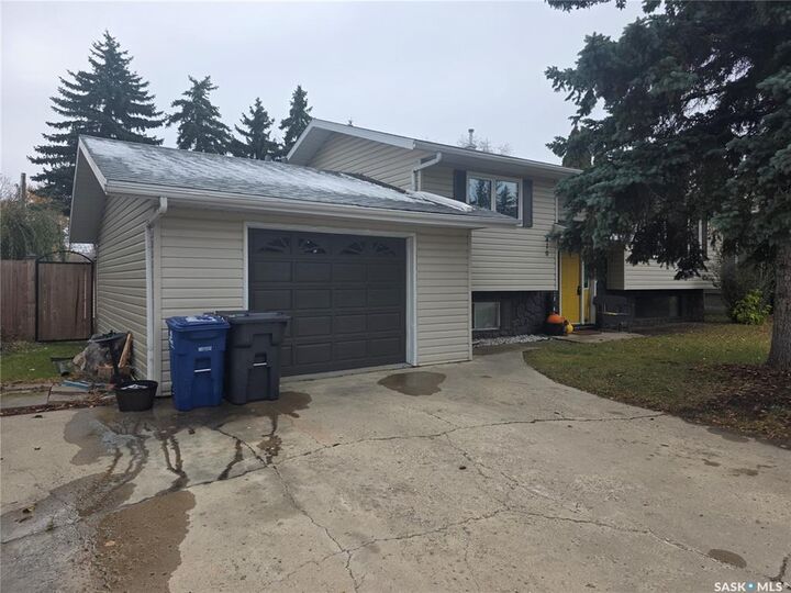 Property Photo:  410 Miller Crescent E  SK S0A 4T0 