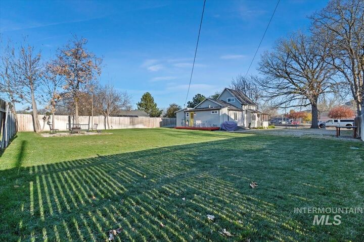 Property Photo:  1916 E Oak St.  ID 83605 