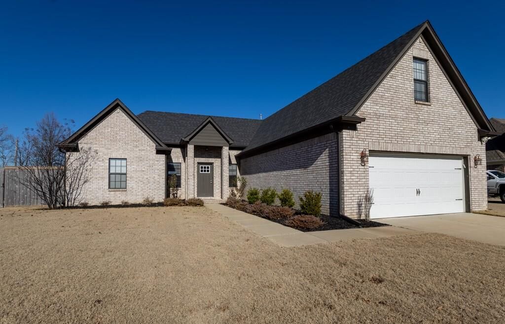 Property Photo:  802 Greenock Way  AR 72364 