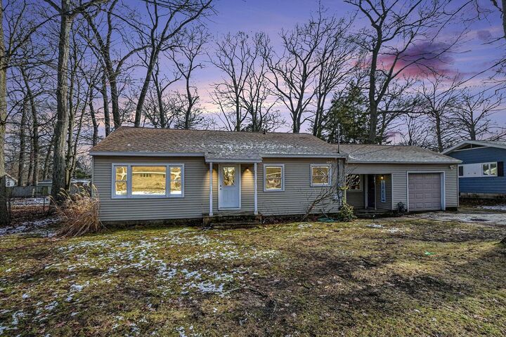 Property Photo: 1504 Sunview Street MI 49445