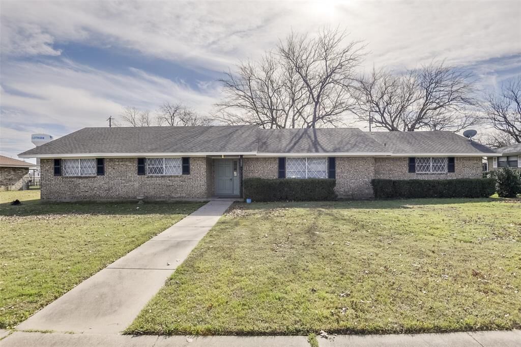 Property Photo: 105 Stiles Drive TX 76065