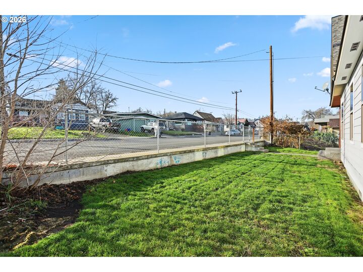 Property Photo:  1211 E 10th St  OR 97058 