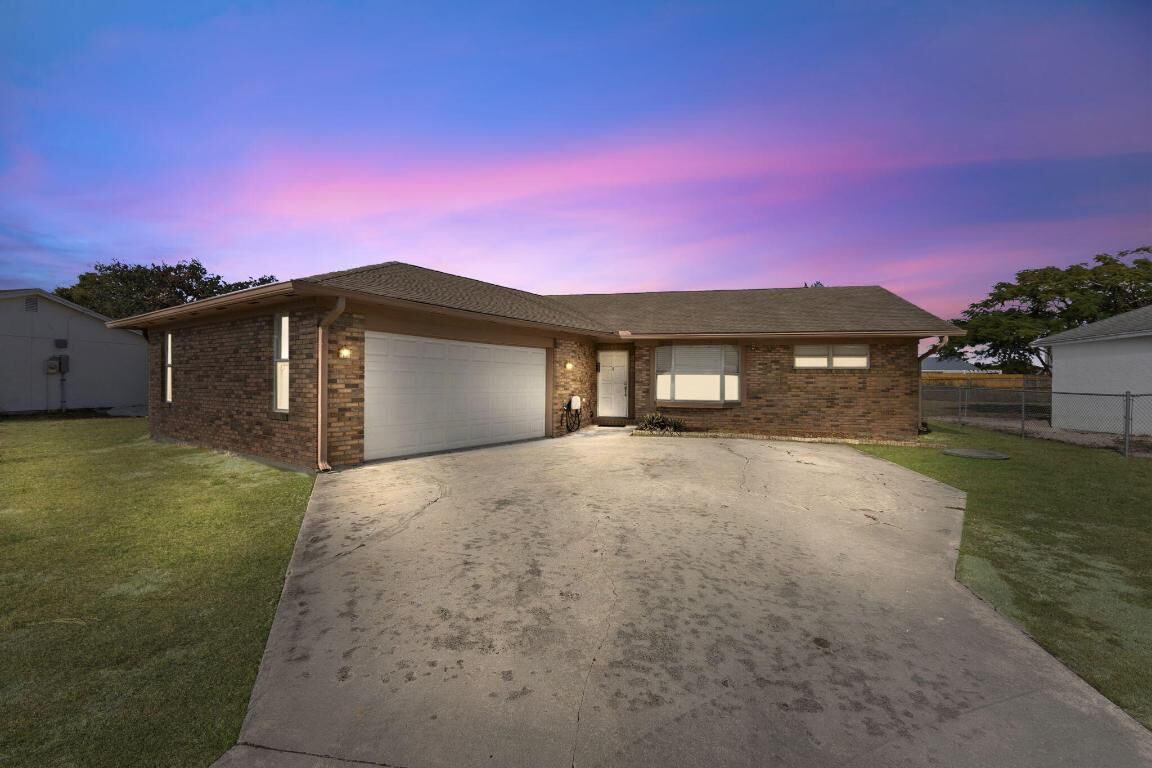 Property Photo: 449 SE Oakridge Drive FL 34984