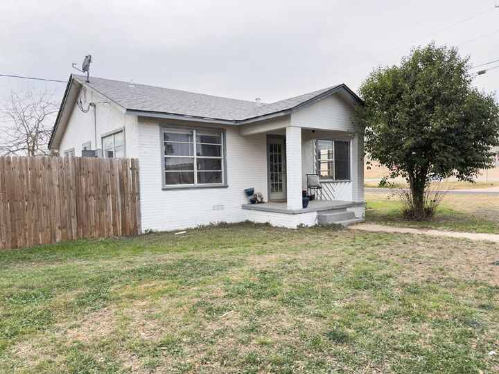 Property Photo:  425 N Garfield St  TX 76901 