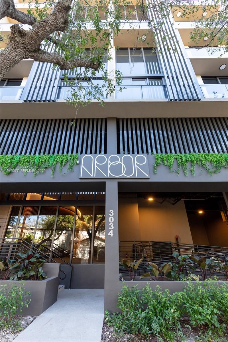 Property Photo:  3034 Oak Avenue Lph4  FL 33133 