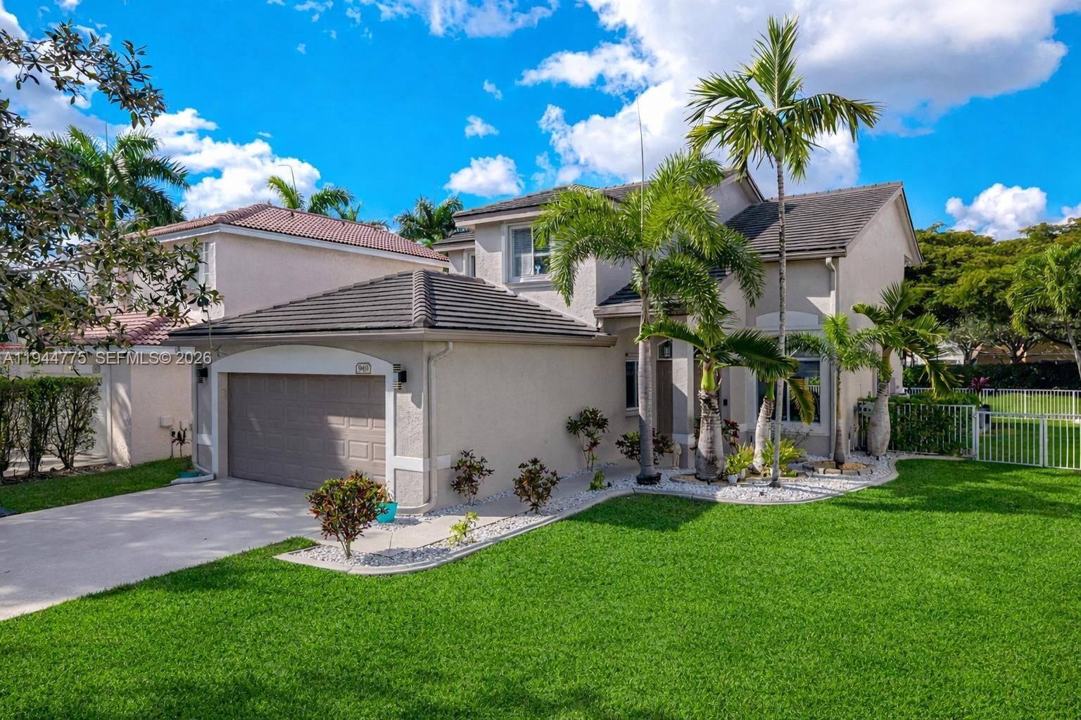 Property Photo:  940 SW 177th Way  FL 33029 