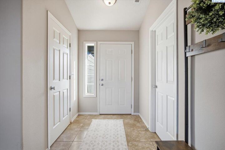 Property Photo:  1720 W 31st Ave  WA 99337-2891 