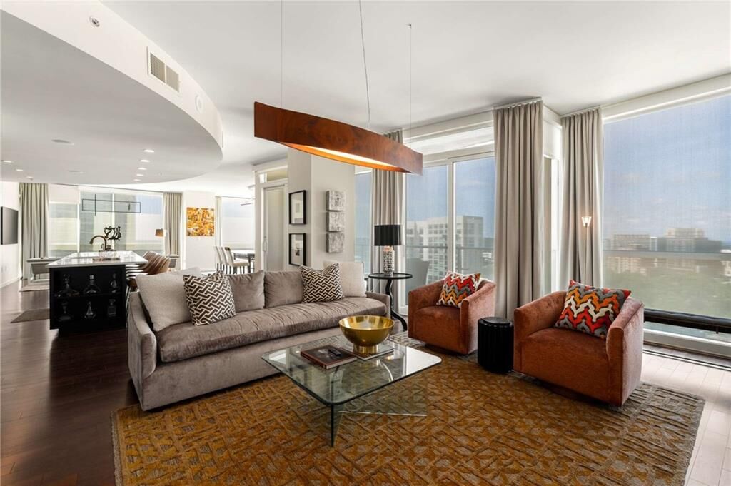 Property Photo:  3325 Piedmont Road NE 2006  GA 30305 