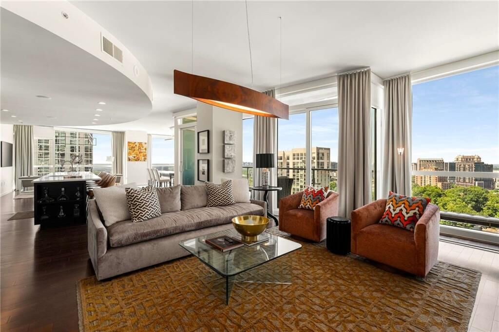 Property Photo:  3325 Piedmont Road NE 2006  GA 30305 