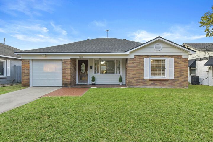 Property Photo:  605 Kelley Street  TX 77009 