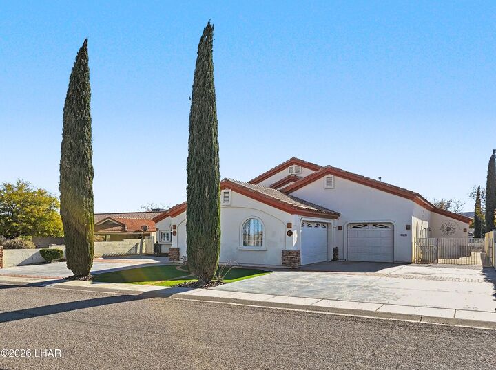 Property Photo: 825 Country Club Dr AZ 86401