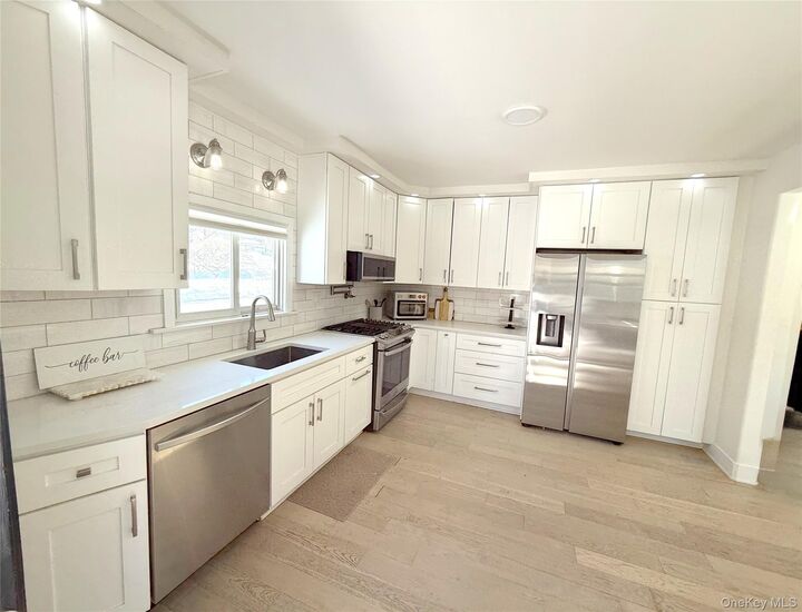 Property Photo:  12 E Nauraushaun Avenue  NY 10965 