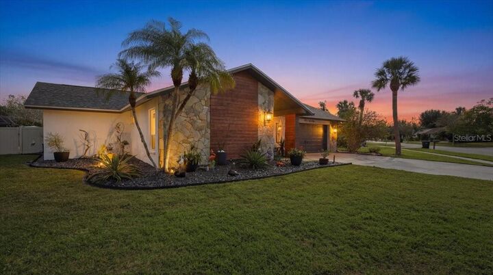 Property Photo:  6530 Waterford Circle  FL 34238 