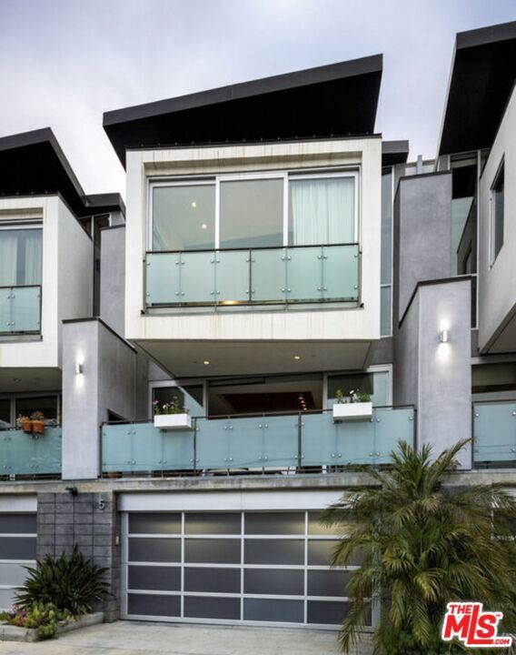 Property Photo:  351 Sunset Avenue 5  CA 90291 