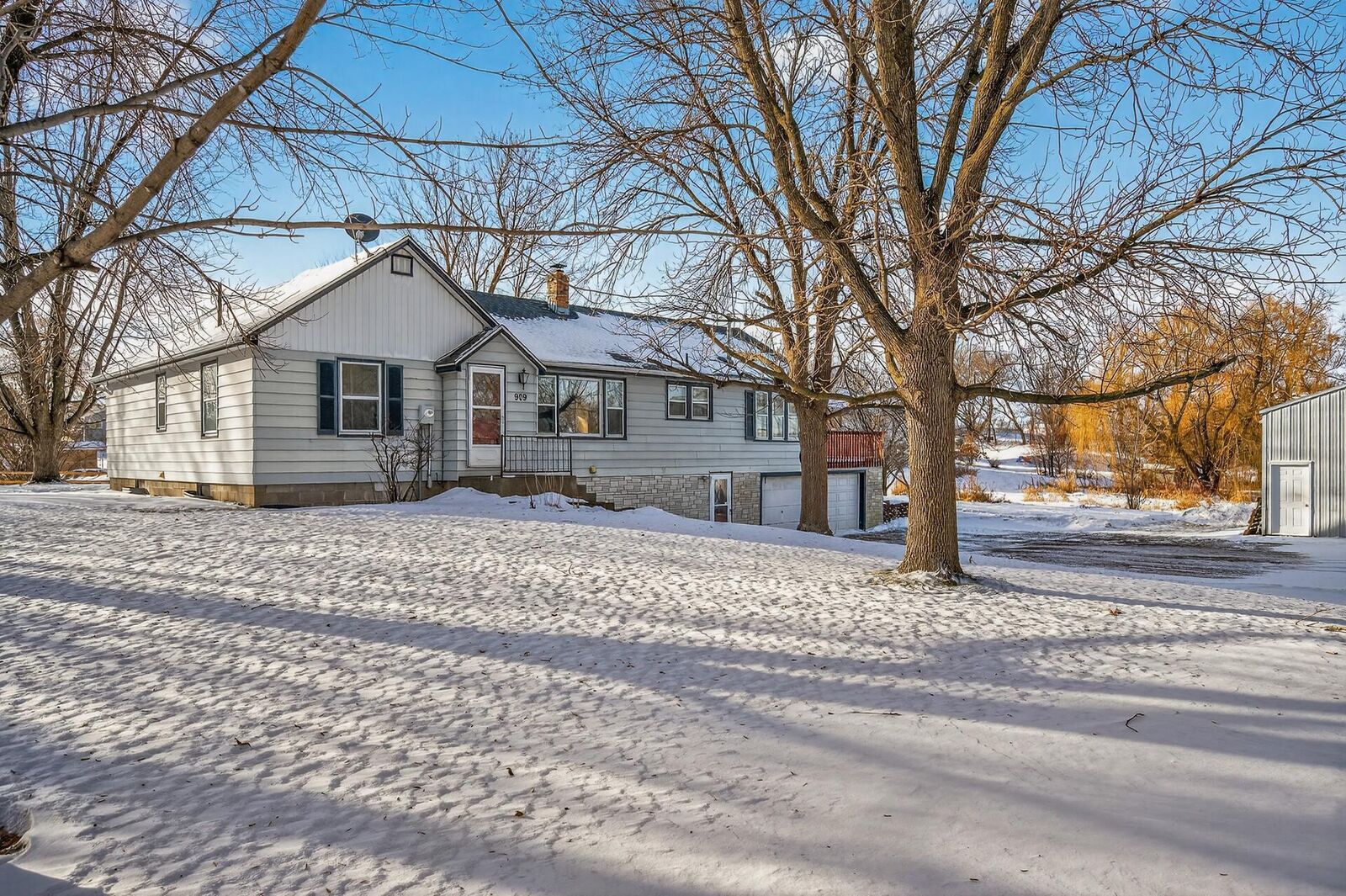 Property Photo: 909 Pacific Avenue MN 55390
