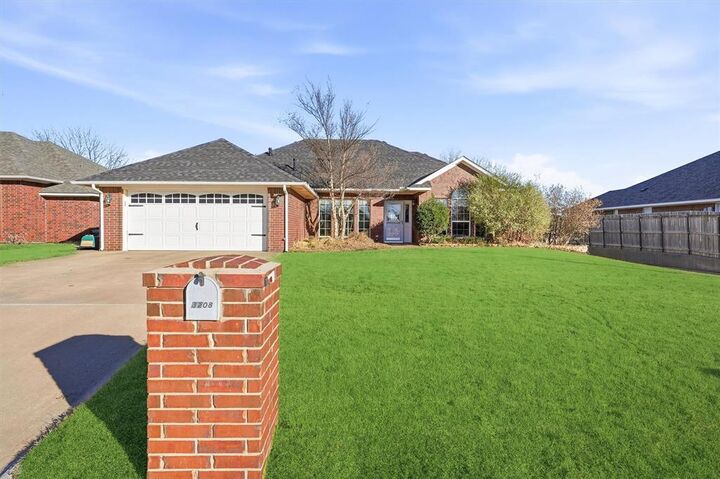Property Photo: 3208 Peacock Lane OK 73521