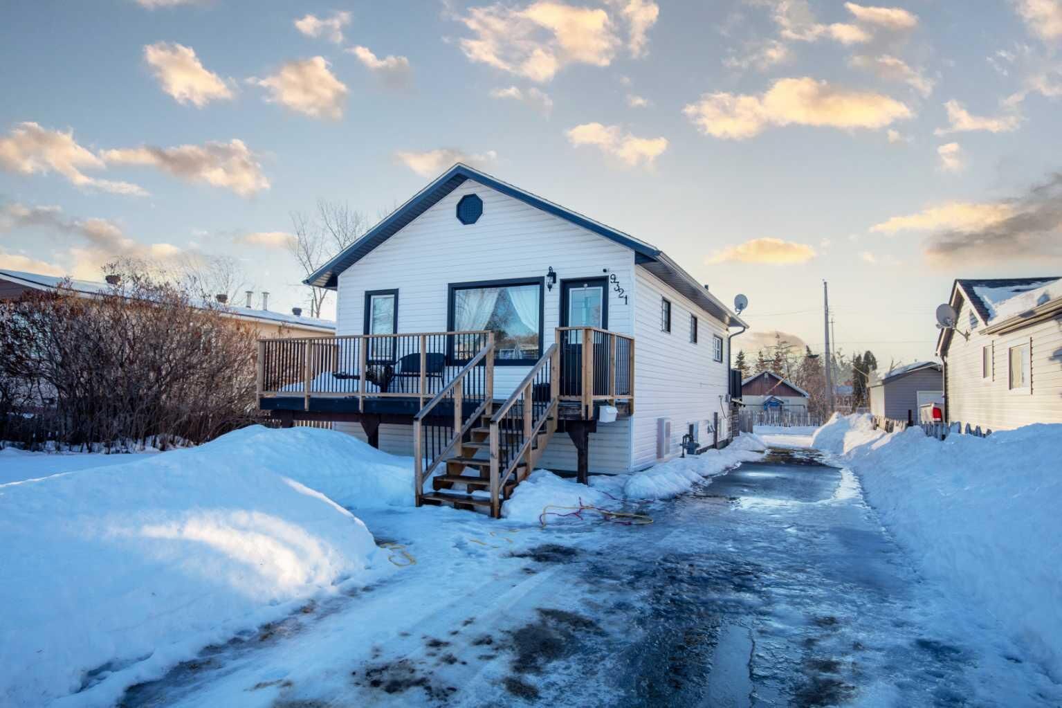 Photo de la propriété:  9321 105 Avenue  AB T8V 1G3 