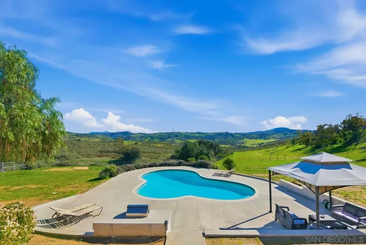 Property Photo:  32337 Calle Codorniz  CA 92082 