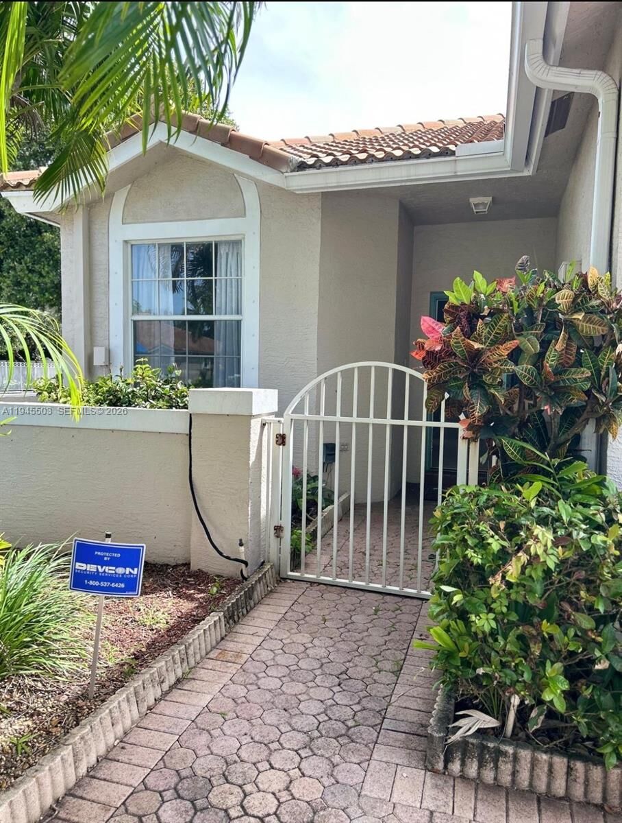 Property Photo: 2480 E Aragon Blvd 1 FL 33313