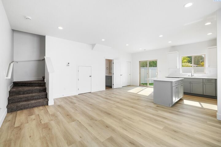 Property Photo:  1118 S Underwood Pl  WA 99337 