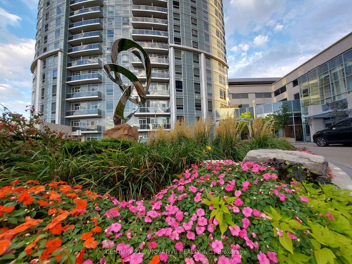 Property Photo:  135 Village Green Square 3220  ON M1S 0G4 