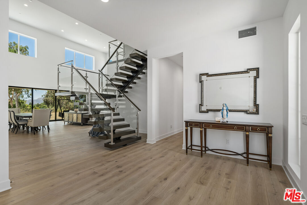 Property Photo:  11091 Woodcrest Ct  CA 91311 