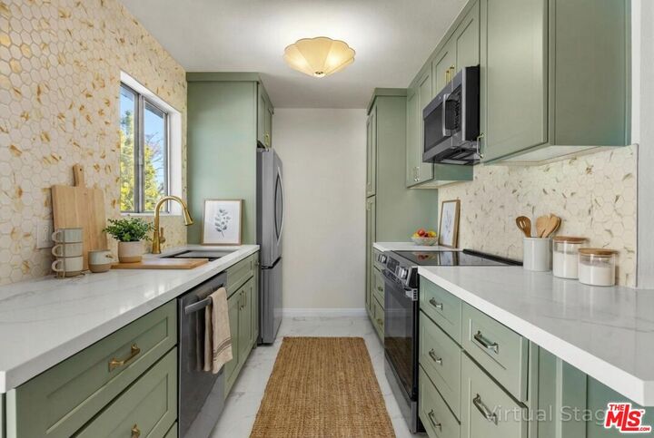 Property Photo:  532 N Rossmore Ave  CA 90004 