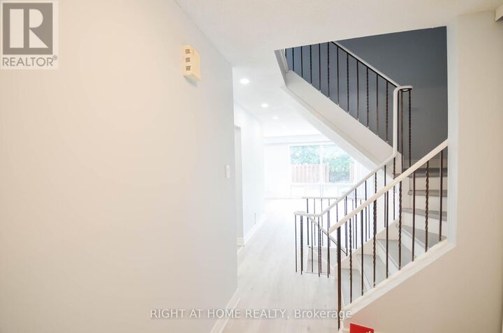 Property Photo:  30 Chichester Place 64  ON M1T 3S5 