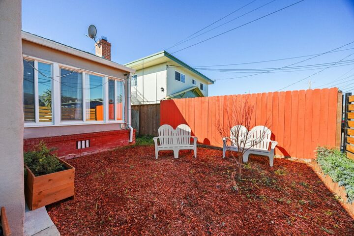 Property Photo: 7447 Lockwood St CA 94621