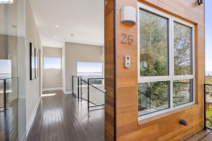 Property Photo:  25 Diablo Dr  CA 94611 