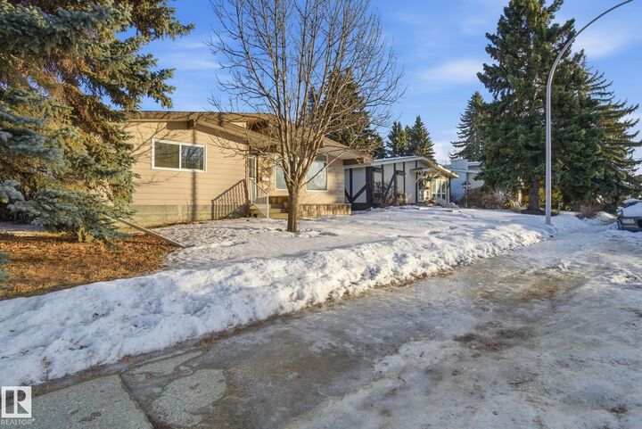 Property Photo:  4015 120 Street NW  AB T6J 1X7 